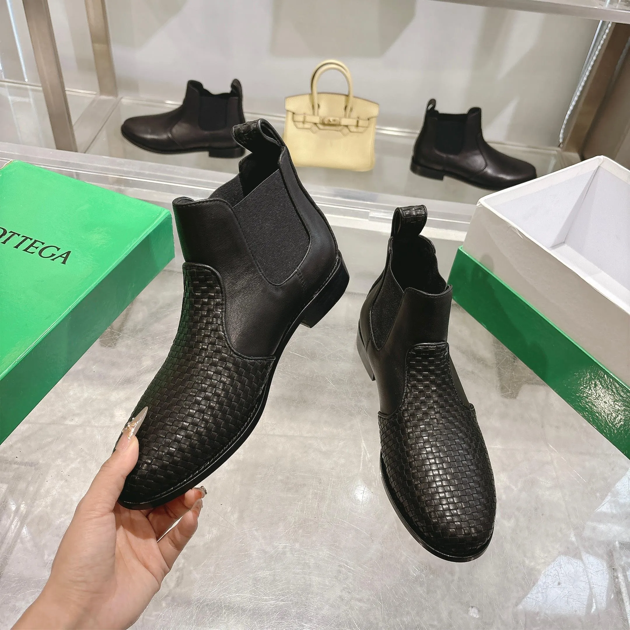 [BV] Top P:980💰Size for couples: Female 35-39 Male 39--44 (Female 40. Male 38.45.46.47 customization is not returnable) [Note‼ ️] Add 💰 to size 46, add 20💰 to size 47, Bottega Veneta 2025 autumn and winter counter synchronized style Bottega Veneta small round toe short boots, high mercerized cow velvet, solid color cow lining! Leather outsole! A one-to-one replica of the original! Fine workmanship! quality assurance!